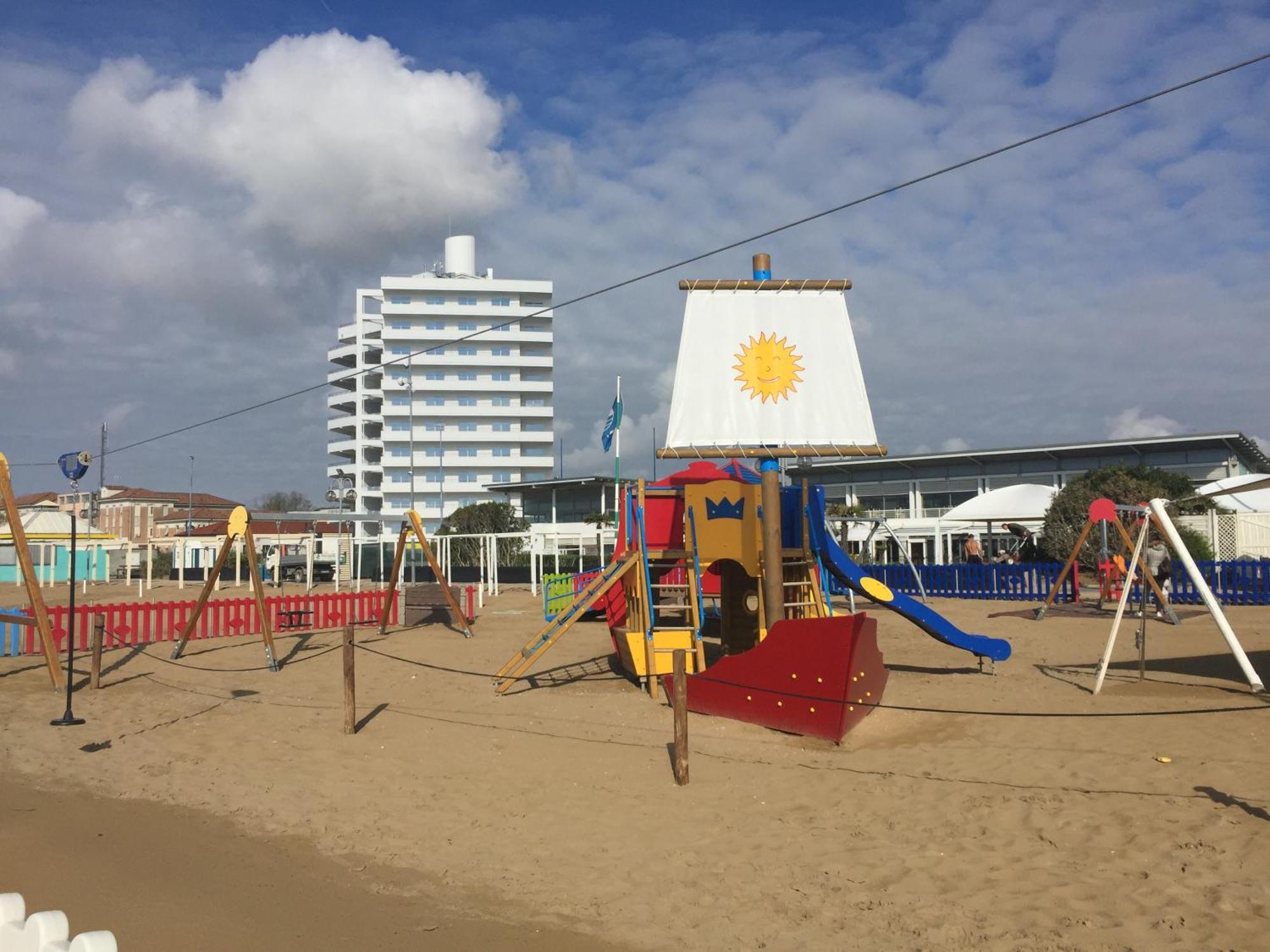 Beach Palace With Small Swimming Pool, Private Beach, Parking Lido di Jesolo Exterior photo