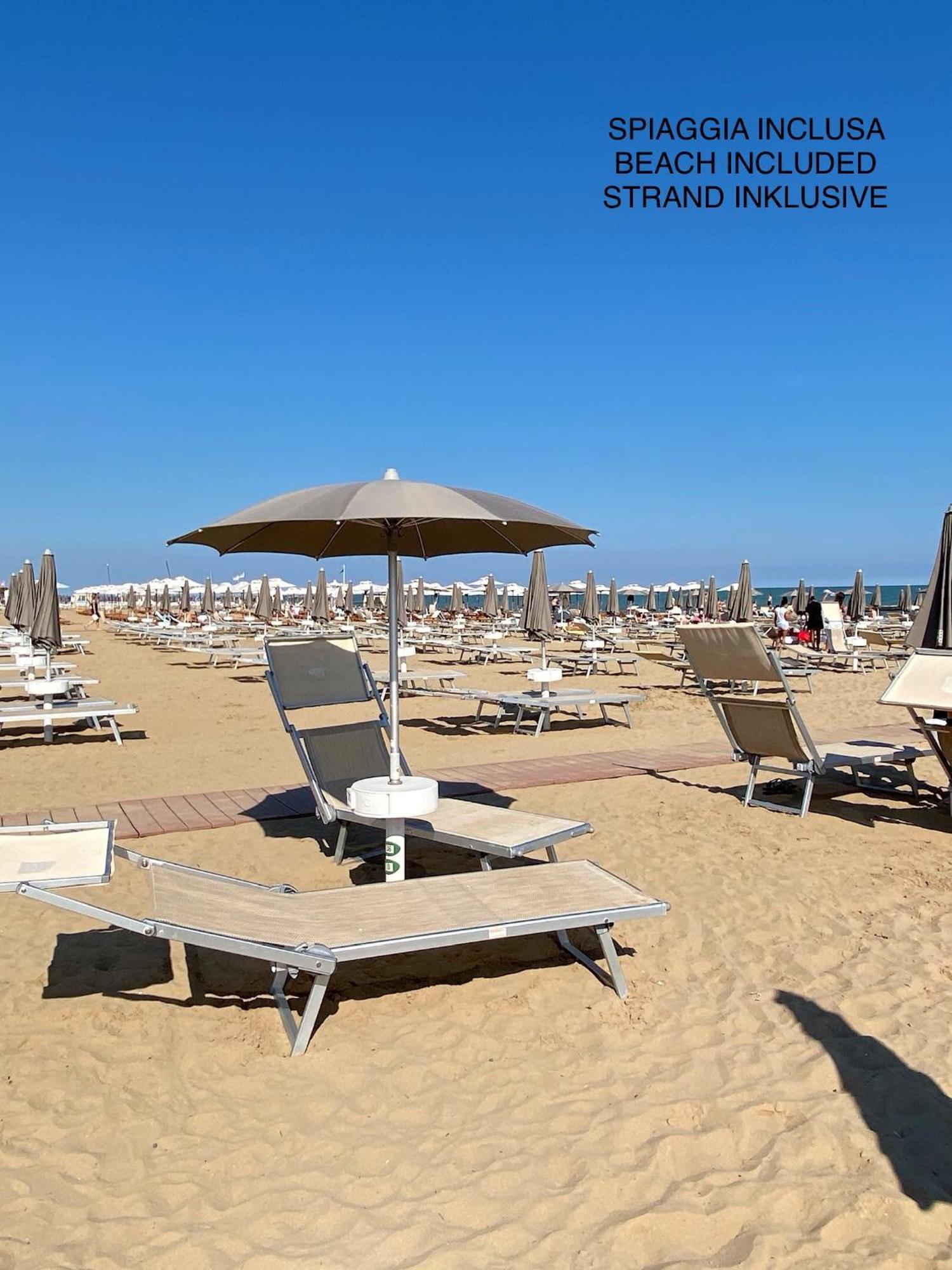 Beach Palace With Small Swimming Pool, Private Beach, Parking Lido di Jesolo Exterior photo